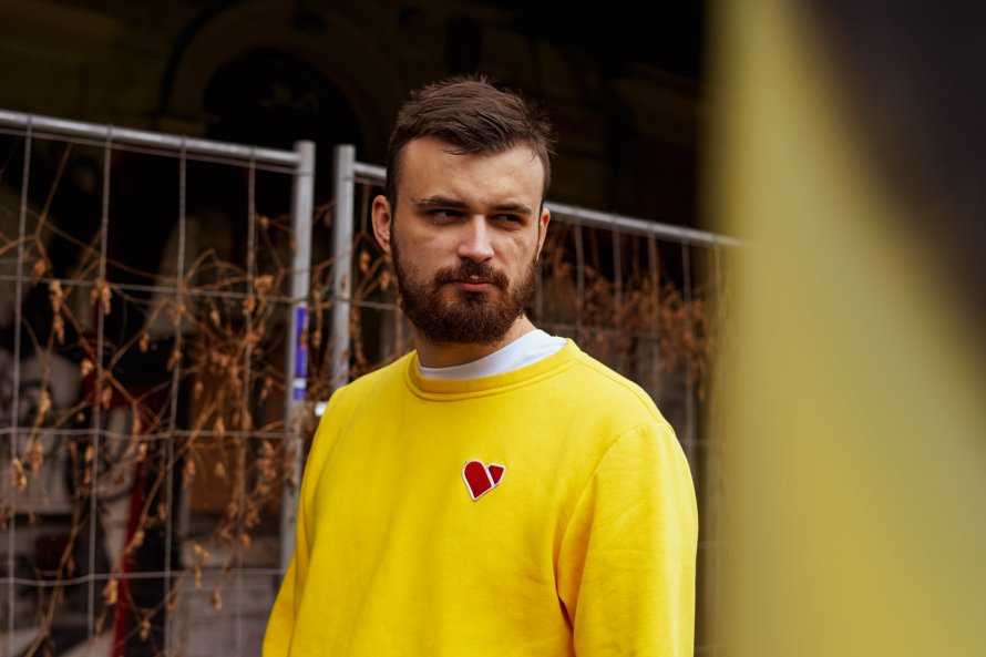 Brand bez domova pomáhá lidem bez střechy nad hlavou