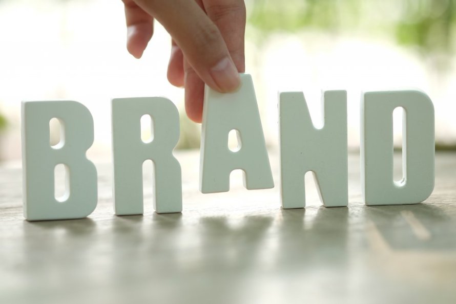 When to use performance advertising and when to use brand support in online marketing?